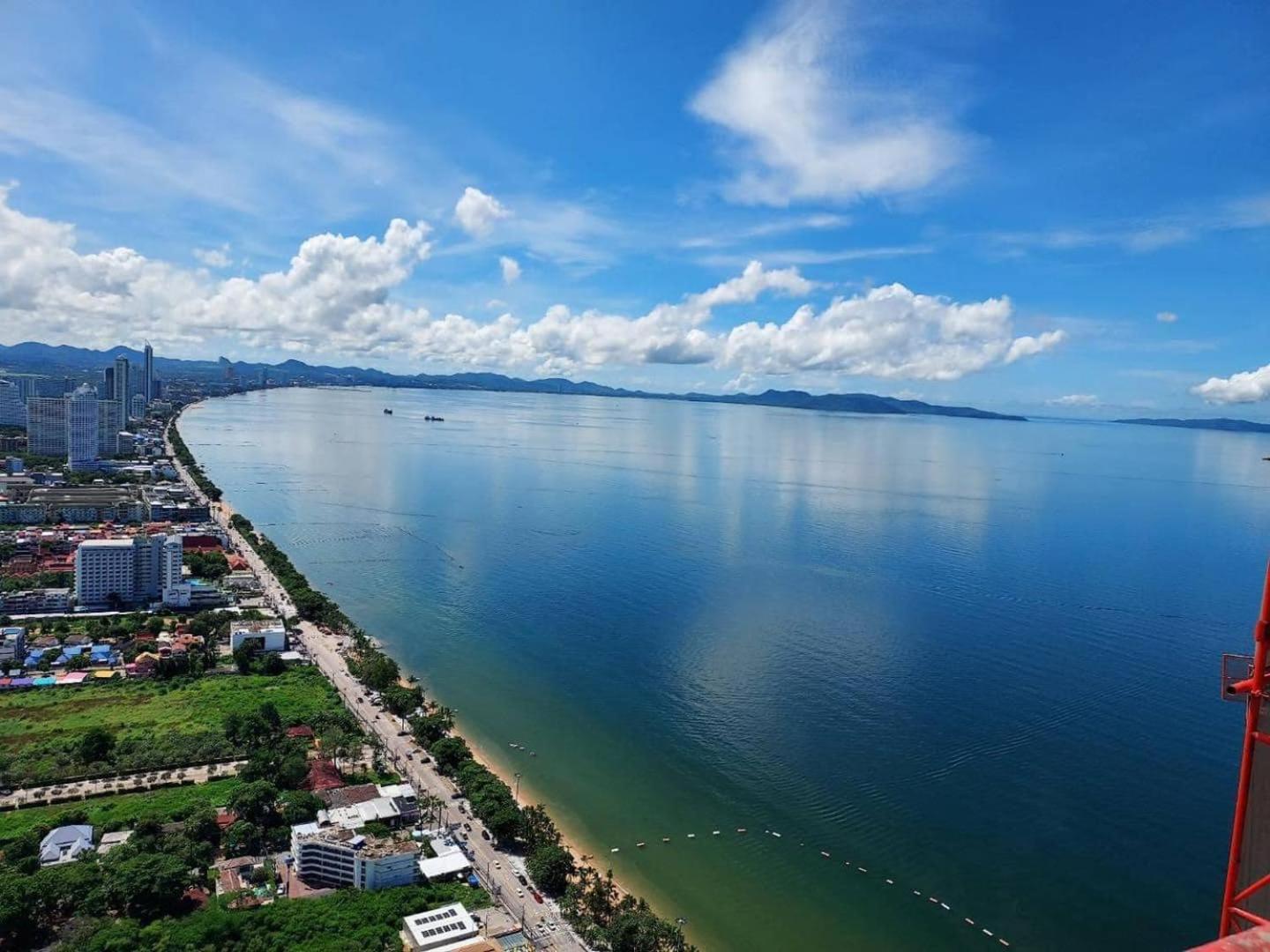 The Astra Sky River Apartment Pantai Jomtien Bagian luar foto